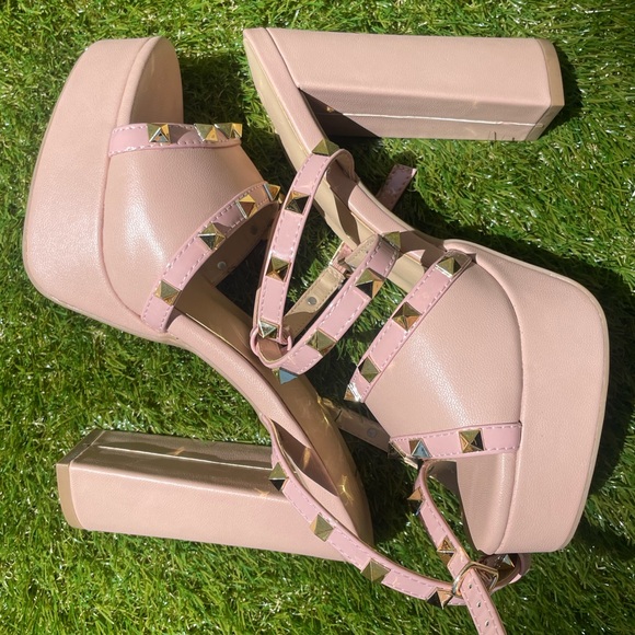 Wild Diva Lounge | Pink Nude Pyramid Studded Platform Heeled Sandal | Size 8 NWT - Picture 5 of 10